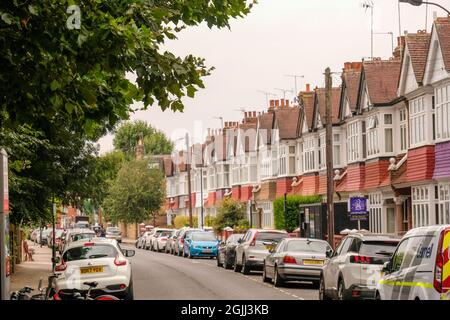 Londra - Settembre 2021: Fila di case a terrazze di lusso nella zona di Fulham nella parte ovest di Londra Foto Stock