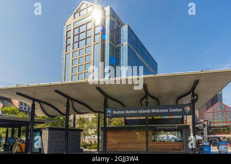 BOSTON, ma - 28 AGOSTO 2021: Centro di accoglienza delle Isole del porto di Boston in una giornata di sole. Foto Stock