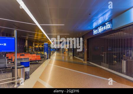 NEWARK, NJ - 28 AGOSTO: L'interno dell'aeroporto di Newark il 28 agosto 2021 a Newark, New Jersey. Tutti i negozi sono chiusi al momento dell'arrivo. Foto Stock