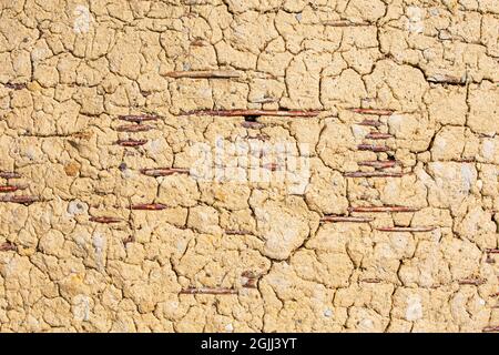 Muro di vimini con argilla di vecchio fienile rurale villaggio fattoria Foto Stock