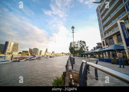 Londra - Settembre 2021: Imperial Wharf, edifici residenziali lungo il fiume Foto Stock