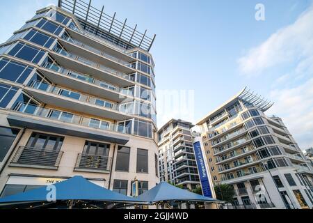 Londra - Settembre 2021: Imperial Wharf, edifici residenziali lungo il fiume Foto Stock