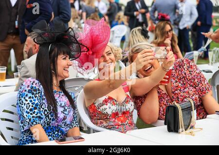 Le Signore posano per un selfie il Gentlemans Day al St Leger Festival 2021 all'ippodromo di Doncaster Foto Stock