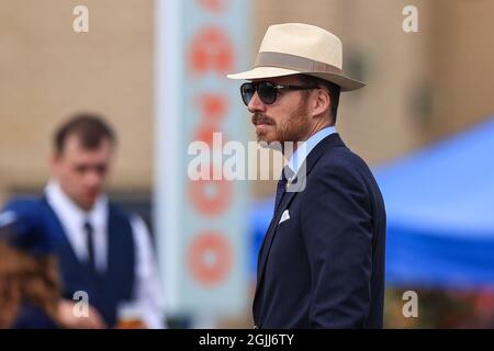 Un geer da corsa con cappello e occhiali da sole il Gentlemans Day al St Leger Festival 2021 all'ippodromo di Doncaster Foto Stock