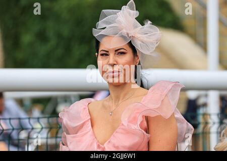 Una Lady in Gentlemans Day al St Leger Festival 2021 all'ippodromo di Doncaster Foto Stock