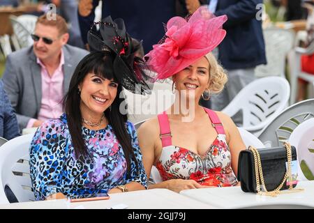 Ladies on Gentlemans Day at St Leger Festival 2021 at Doncaster Racecourse in, on 10/2021. (Foto di Mark Cosgrove/News Images/Sipa USA) Credit: Sipa USA/Alamy Live News Foto Stock