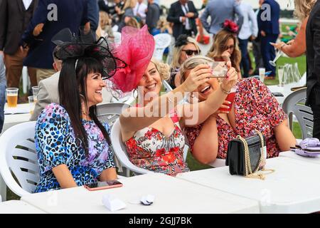 Le Signore posano per un selfie il Gentlemans Day al St Leger Festival 2021 all'ippodromo di Doncaster in, il 9/10/2021. (Foto di Mark Cosgrove/News Images/Sipa USA) Credit: Sipa USA/Alamy Live News Foto Stock