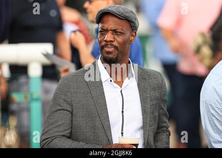 Un Racegoer guarda la sfilata di cavalli il Gentlemans Day al St Leger Festival 2021 all'ippodromo di Doncaster in, il 9/10/2021. (Foto di Mark Cosgrove/News Images/Sipa USA) Credit: Sipa USA/Alamy Live News Foto Stock