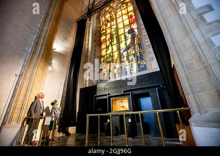 Rotterdam, Niederlande. 10 Settembre 2021. La Principessa Beatrice dei Paesi Bassi svela la finestra Pace e riconciliazione nella Chiesa Laurens di Rotterdam, 10 settembre 2021. Credit: Patrick van Katwijk/dpa/Alamy Live News Foto Stock