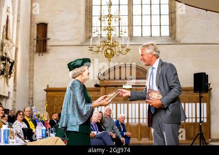 Rotterdam, Niederlande. 10 Settembre 2021. La Principessa Beatrice dei Paesi Bassi svela la finestra Pace e riconciliazione nella Chiesa Laurens di Rotterdam, 10 settembre 2021. Credit: Patrick van Katwijk/dpa/Alamy Live News Foto Stock