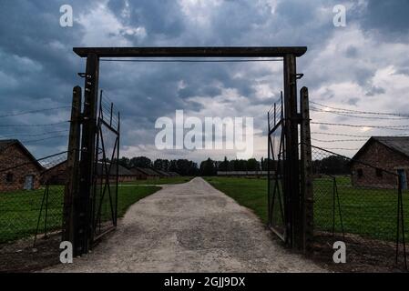 Auschwitz, Polonia - 30 agosto 2018: Recinzione elettrificata del campo di concentramento di Auschwitz Birkenau al tramonto, un campo di sterminio gestito dai nazisti Foto Stock