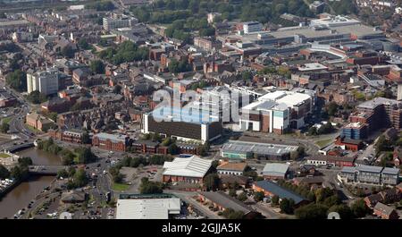 Vista aerea dello skyline del centro di Warrington, incluso lo sviluppo di Time Square e il parcheggio auto a più piani Foto Stock