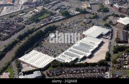 Vista aerea del Riverside Retail Park, Warrington Foto Stock