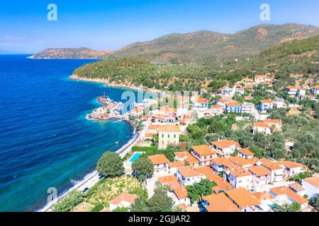 La chiesetta di Panagia gorgona si trova su una roccia a Skala Sykamias, un pittoresco villaggio sul mare di Lesbo Foto Stock