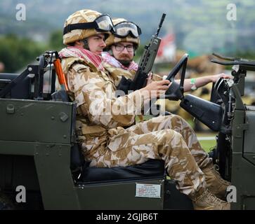 Enactors vestito come soldati britannici moderni in uniformi del deserto. Foto Stock