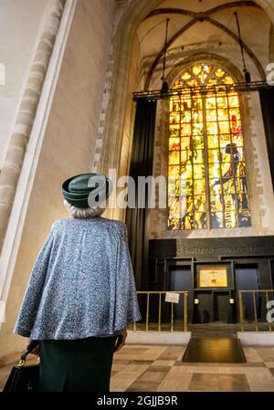La Principessa Beatrix svela la finestra in vetro colorato per la Pace e la riconciliazione nel Laurenskerk Rotterdam, Olanda, il 10 settembre 2021. Foto di Robin Utrecht/ABACAPRESS.COM Foto Stock