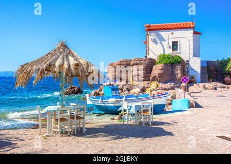 La chiesetta di Panagia gorgona si trova su una roccia a Skala Sykamias, un pittoresco villaggio sul mare di Lesbo Foto Stock