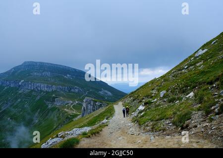 Escursioni a Omu Peak, escursioni da Babele a Omu Chalet Route, Bucegi Plateau , Carpazi Montagne, Prahova , Romania Foto Stock