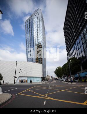 One Blackfriars - uno sviluppo ad uso misto al No. 1 Blackfriars Road a Bankside, Londra. E 'noto informalmente come il vaso o il Boomerang a causa di esso Foto Stock