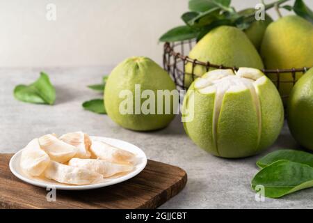 Pomelo fresco su sfondo cementizio grigio per frutti del Festival di Mid-Autumn. Foto Stock