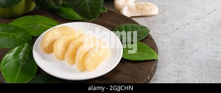 Pomelo fresco su sfondo cementizio grigio per frutti del Festival di Mid-Autumn. Foto Stock