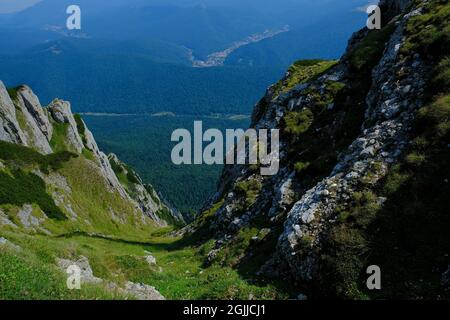 Paesaggio incredibile visto dal picco di Caraiman in montagna Bucegi, Carpazi, Prahova, Romania Foto Stock