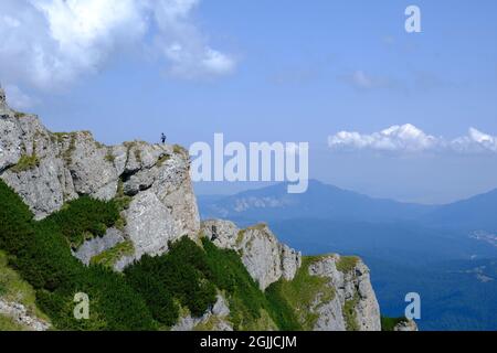 Escursioni sul crinale delle rocce incredibili del picco Caraiman, Bucegi montagne di Carpazi, Prahova, Romania Foto Stock