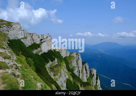 Escursioni sul crinale delle rocce incredibili del picco Caraiman, Bucegi montagne di Carpazi, Prahova, Romania Foto Stock