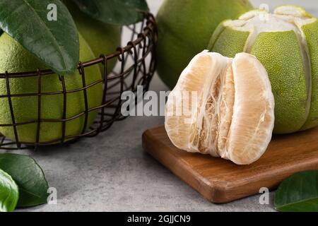Pomelo fresco su sfondo cementizio grigio per frutti del Festival di Mid-Autumn. Foto Stock