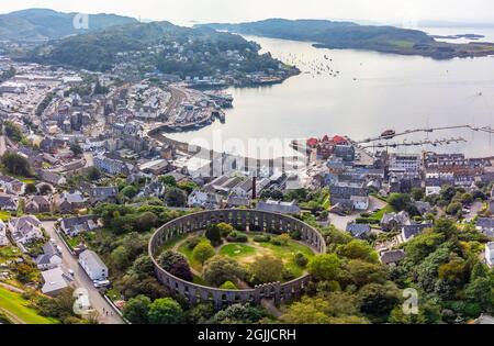 Vista aerea dal drone della McCaig's Tower e skyline di Oban, Argyll e Bute, Scozia, Regno Unito Foto Stock