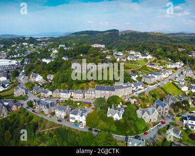 Vista aerea dal drone della McCaig’s Tower e dalle case di Oban, Argyll e Bute, Scozia, Regno Unito Foto Stock