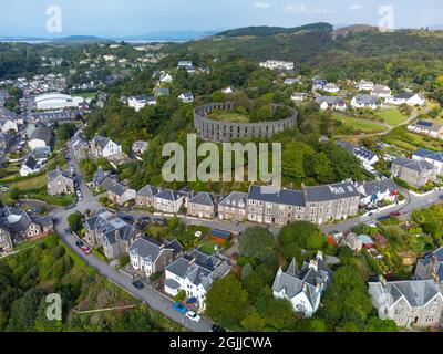 Vista aerea dal drone della McCaig’s Tower e dalle case di Oban, Argyll e Bute, Scozia, Regno Unito Foto Stock