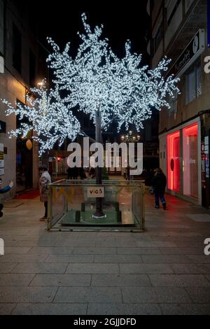 VIGO, SPAGNA - 10 dicembre 2019: Vigo, Pontevedra, Galizia, Spagna - 2019 dicembre: Decorazione natalizia con luci a LED in una delle vie centrali del Th Foto Stock