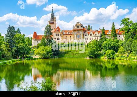 Pruhonice castello e parco naturale paesaggio con giardino lago in soleggiata giornata estiva, Pruhenice, Repubblica Ceca. Sito patrimonio dell'umanità dell'UNESCO Foto Stock