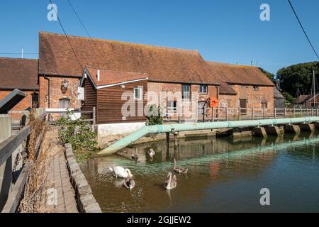 Eling Tide Mill, Bartley Water e la piscina mulino con cigni in Hampshire, Inghilterra, Regno Unito Foto Stock