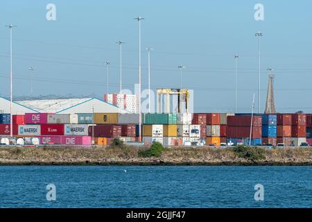 Porto di Southampton (Southampton banchine) in Hampshire, Inghilterra, Regno Unito. Vista dei contenitori di spedizione nel porto di carico. Foto Stock