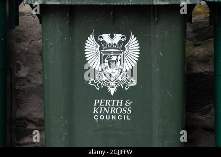 Perth e Kinross stemma sui bidoni della spazzatura in Aberfeldy, Perth e Kinross, Scozia, Regno Unito Foto Stock