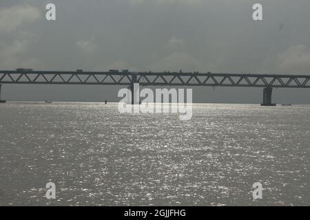 19 giugno 2021, Approach Road, Mawa, Bangladesh. Ponte Padma nel mezzo della stupefacente bellezza naturale del fiume Padma Foto Stock