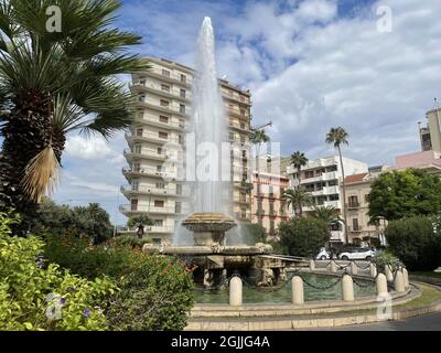 La fontana della Rosa dei Venti in Piazza Ebalia sul lungomare di Taranto, Puglia Foto Stock