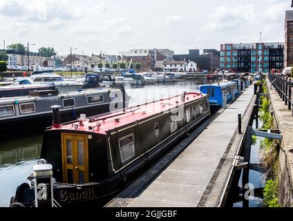 Moderni blocchi di appartamenti e tradizionali canali artigianali a Gloucester. Foto Stock