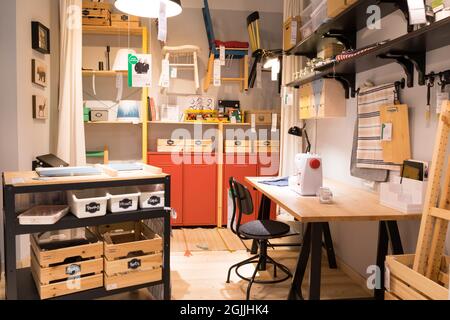 Mobili per officine e ripostiglio, tavolo, scrivania, sedia, cassetti Foto Stock