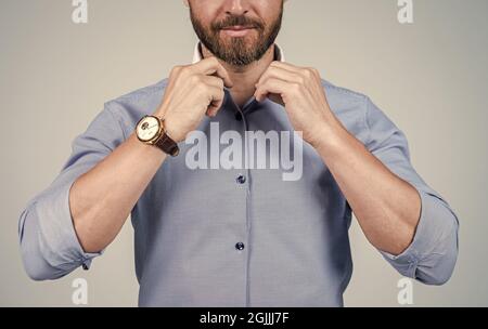 Uomo bearded vista cropped fix moda blu camicia colletto indossare orologio da polso, casual Foto Stock