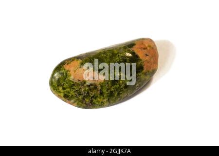 Verde e rosa roccia naturale Unakit isolato su sfondo bianco da vicino Foto Stock