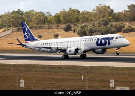 Polish Airlines Embraer 195LR (ERJ-190-200LR) al suo arrivo da Varsavia, Polonia. Foto Stock