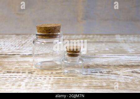 Bottiglie vuote con tappo in sughero su sfondo bianco in legno vista frontale Foto Stock