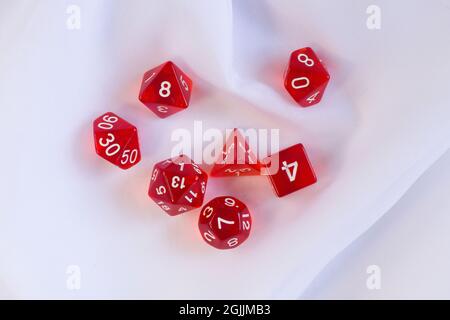 Set di dadi per giochi da tavolo fantasy dnd e rpg. Dadi poliedrici da gioco da tavolo con lati diversi su sfondo bianco testurizzato Foto Stock