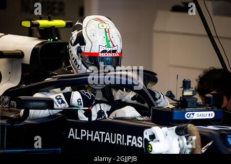 GASLY Pierre (fra), Scuderia AlphaTauri Honda AT02, garage ritratto, box, durante la Formula 1 Heineken Gran Premio D'italia 2021, Gran Premio d'italia, 14° round del Campionato Mondiale FIA di Formula uno 2021 dal 9 al 12 settembre 2021 sull'Autodromo Nazionale di Monza, a Monza, Italia Foto Stock