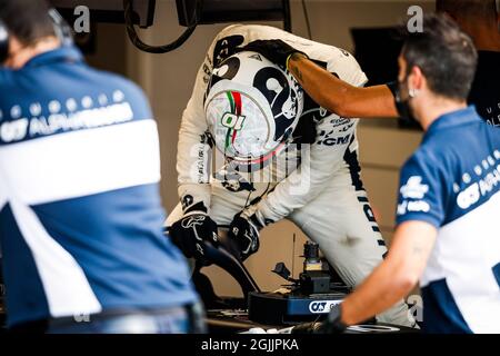 GASLY Pierre (fra), Scuderia AlphaTauri Honda AT02, garage ritratto, box, durante la Formula 1 Heineken Gran Premio D'italia 2021, Gran Premio d'italia, 14° round del Campionato Mondiale FIA di Formula uno 2021 dal 9 al 12 settembre 2021 sull'Autodromo Nazionale di Monza, a Monza, Italia Foto Stock