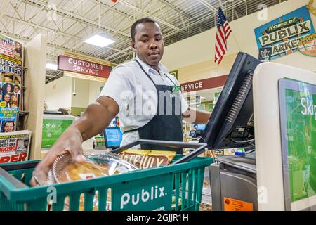 Ft. Fort Lauderdale Florida, negozio di alimentari Publix supermercato, cassa checkout uomo nero lavoratore dipendente di lavoro maschile Foto Stock