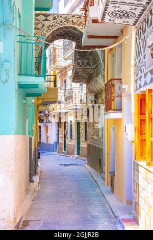 Case e chiese tradizionali decorate con i famosi motivi geometrici scratch nel borgo mastico medievale di Pyrgi sull'isola di Chios, G. Foto Stock